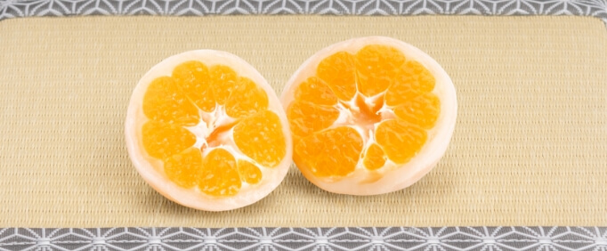 畳の上のオレンジ大福